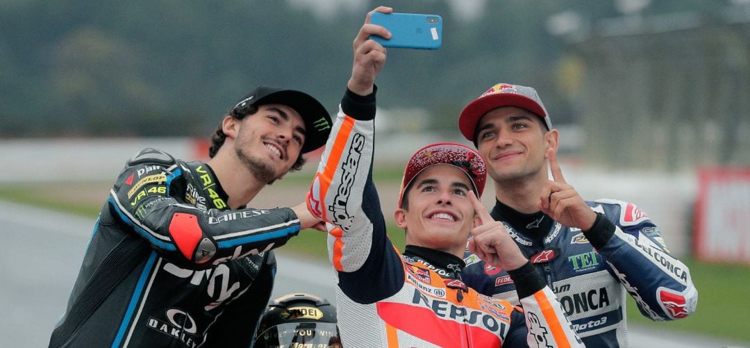 Los campeones del mundo de motociclismo en las categorías de Moto GP, Marc Marquez, Moto 2 Francesco Bagnaia y Moto 3, Jorge Martín 