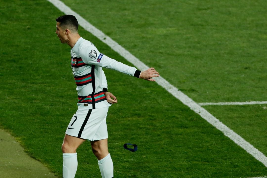 Cristiano Ronaldo arroja su brazalete en el partido ante Serbia