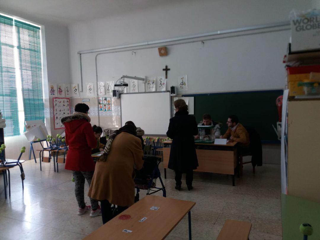 Momento de la jornada electoral en el colegio General Fresneda