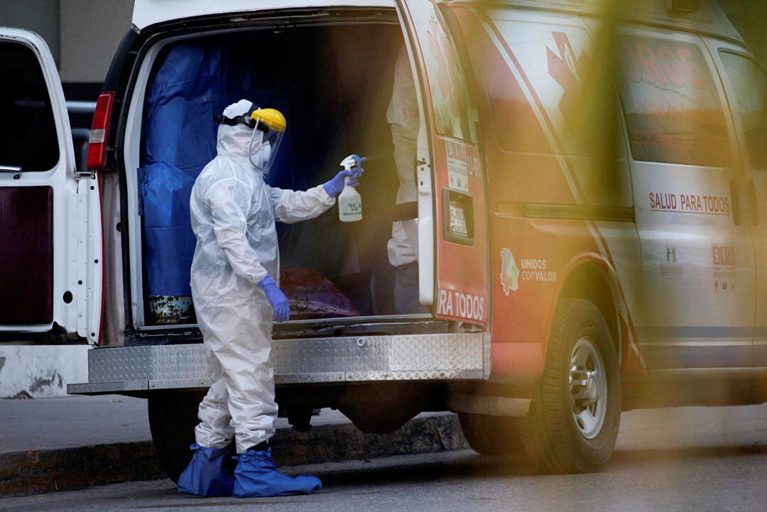 Ambulancia y trabajador con un EPI