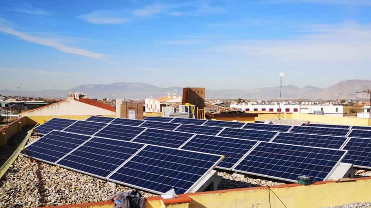 Placas solares en tejados de Monachil (Granada)