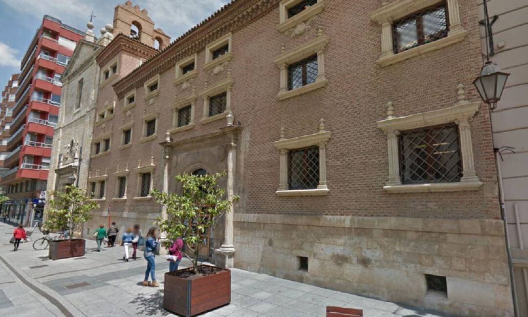 Edificio de las Agustinas Canónigas del Ayuntamiento de Palencia, institución que sigue sin pagar la subvención anual a las asociaciones de vecinos tras surgir un problema con un trámite