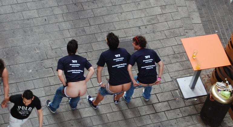 Los vecinos deciden fotografiar sus denuncias. Aseguran que situaciones como esta suceden en la práctica totalidad de los fines de semana