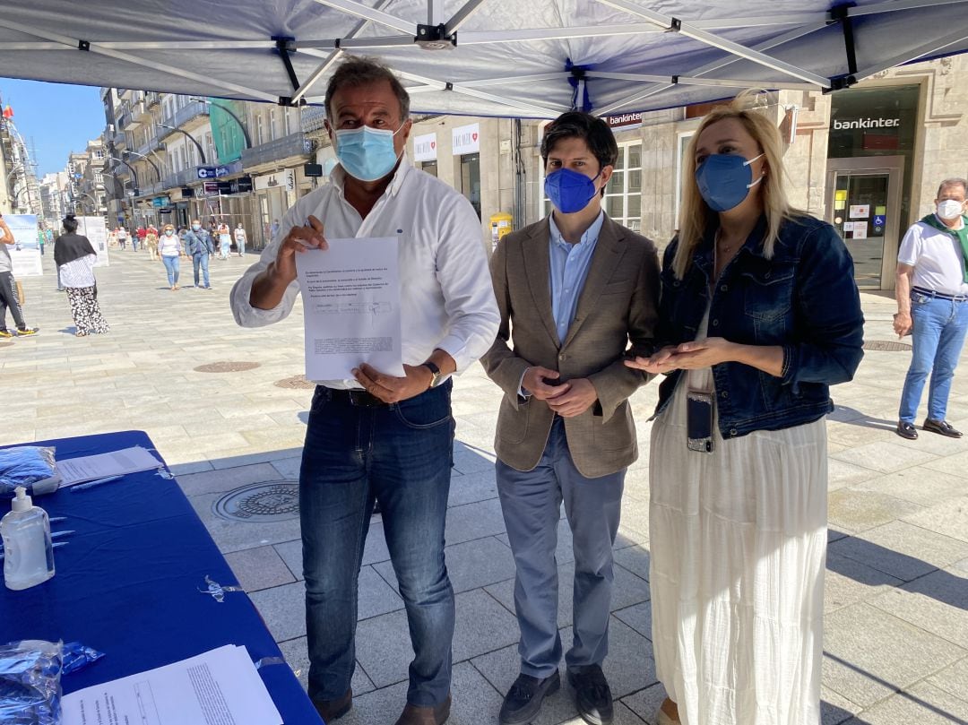 El Senador del PP, Javier Guerra, sujetando el documento de recogida de firmas, junto al diputado Diego Gago y la también senadora Elena Muñoz.