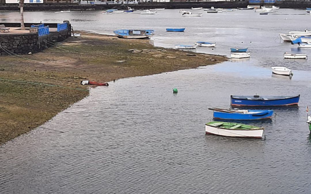 El cuerpo del joven fallecido, en la ribera del Charco de San Ginés.