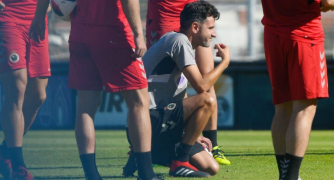 El entrenador del Racing, durante la sesión de entrenamiento de estrategia en La Albericia.