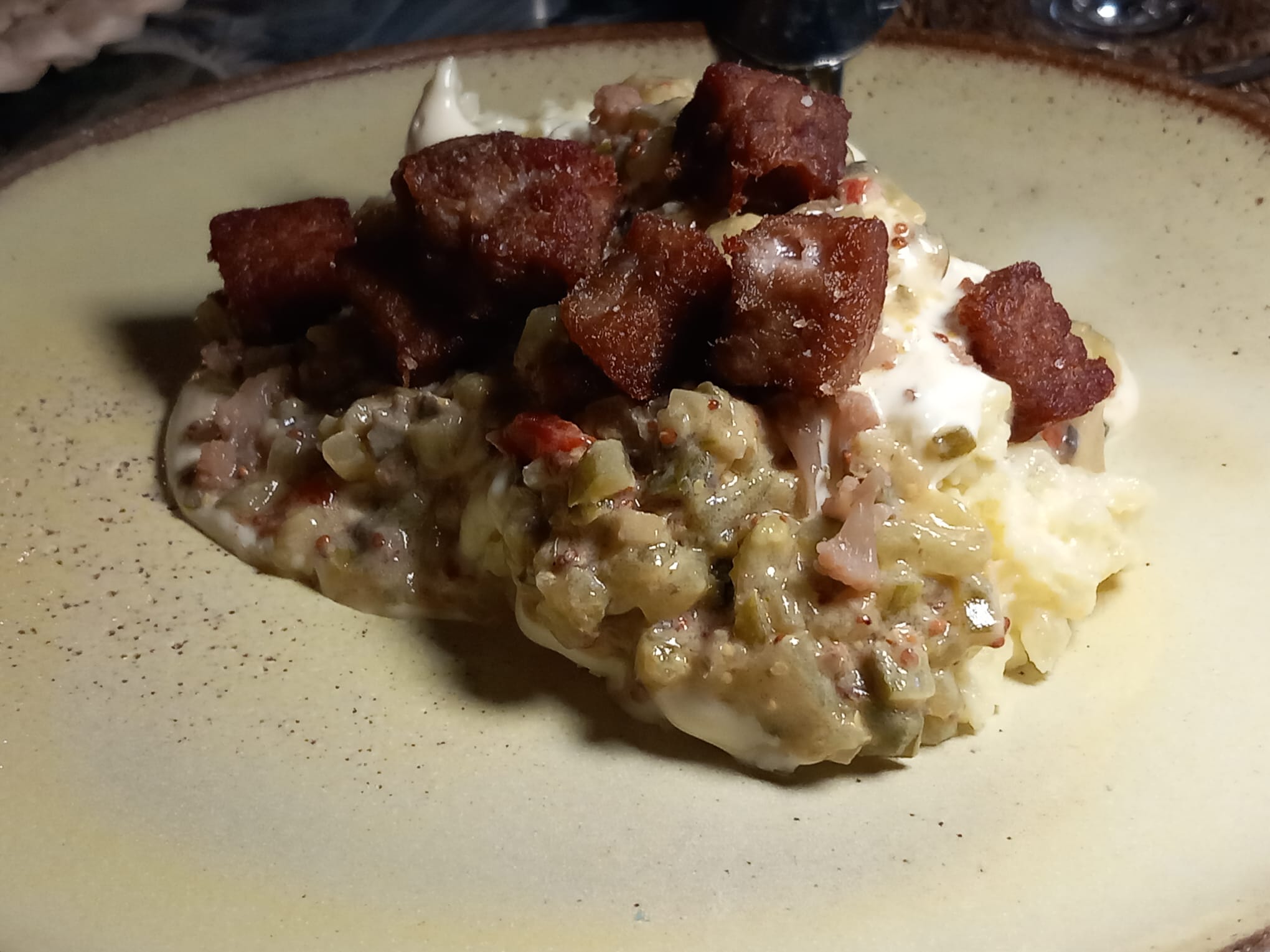 Ensaladilla de encurtidos y chicharrones de atún