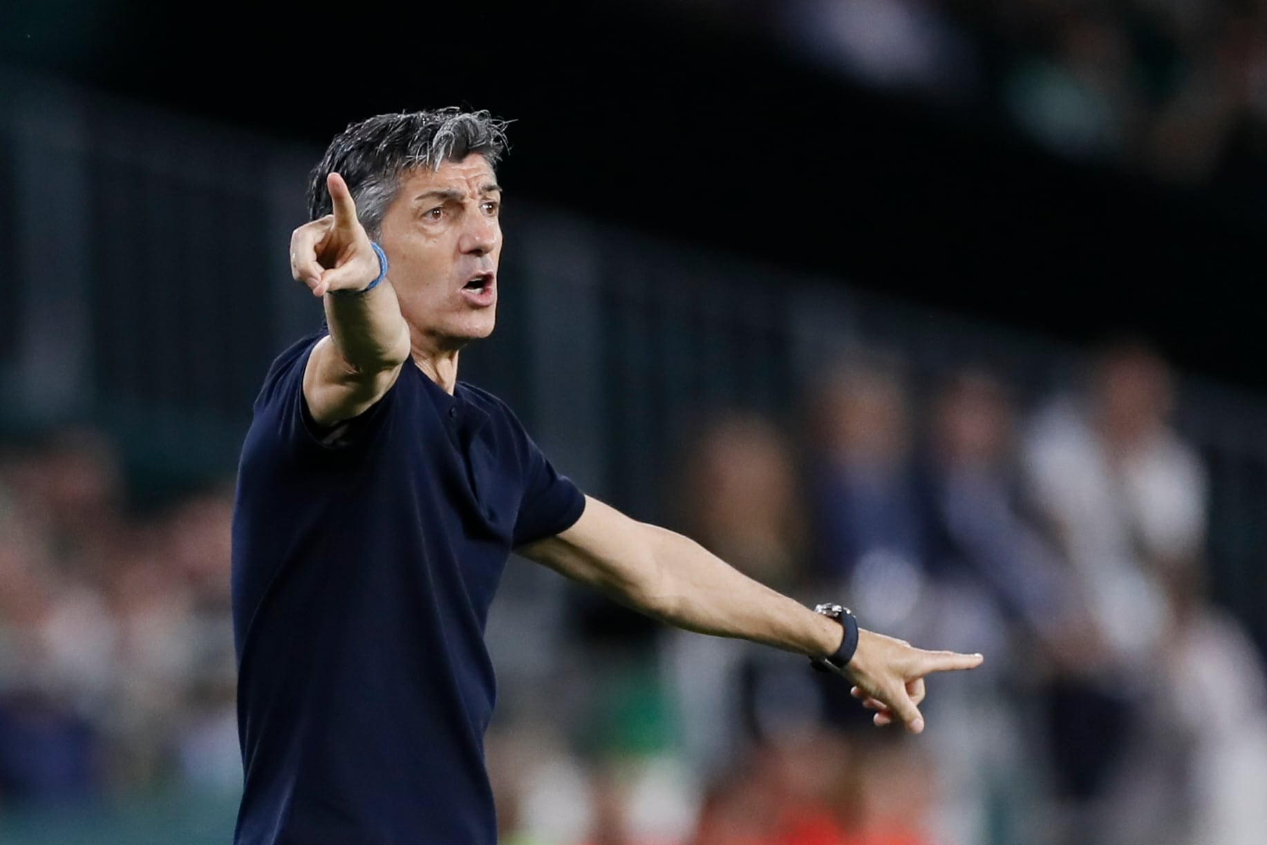 El entrenador de la Real Sociedad, Imanol Alguacil, durante el partido de LaLiga Santander que Real Betis y Real Sociedad disputan hoy martes en el estadio Benito Villamarín, en Sevilla.