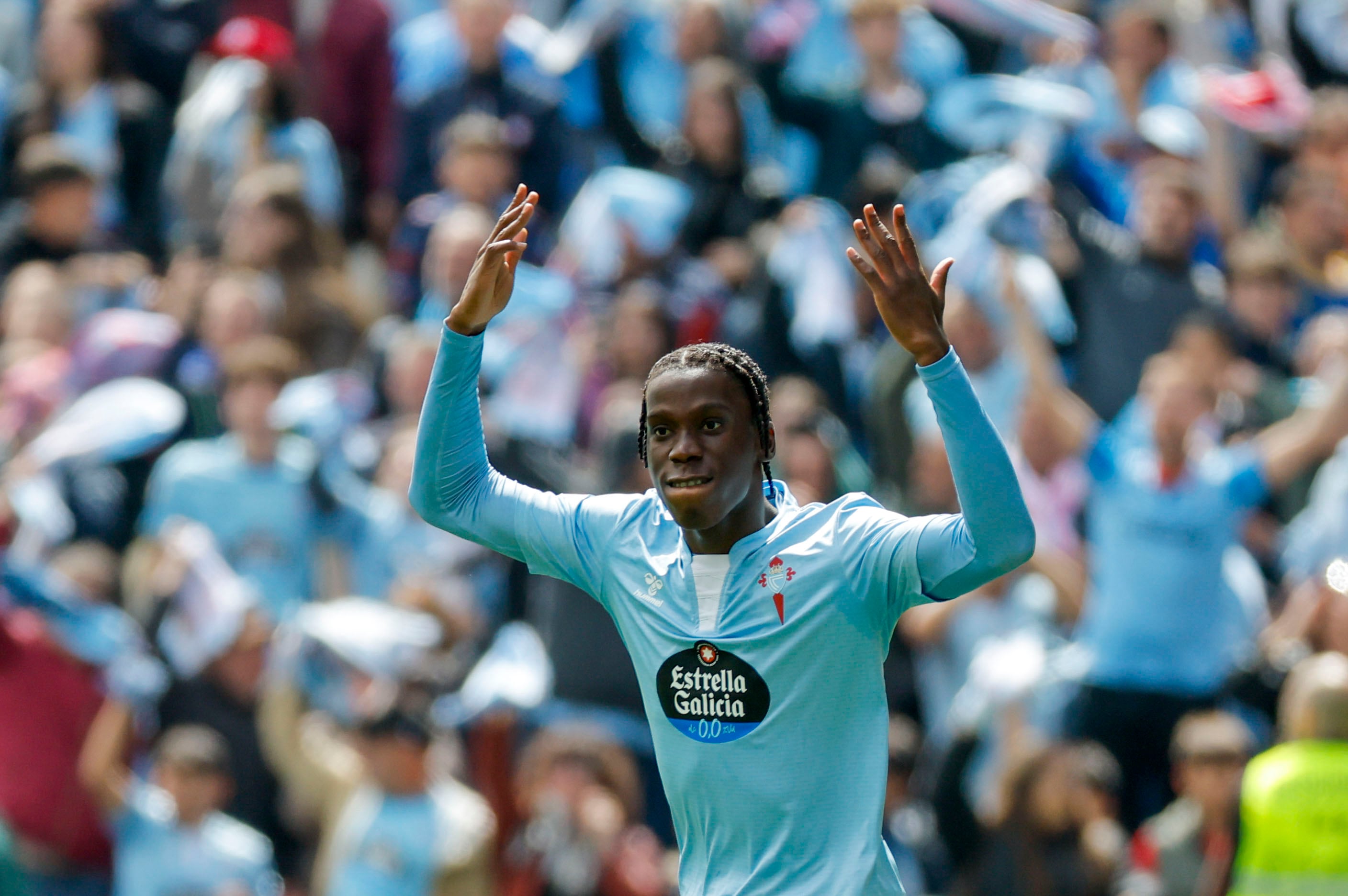 VIGO (PONTEVEDRA), 10/05/2025.-El centrocampista del Celta de Vigo Moriba Kourouma celebra su gol contra el Sevilla, durante el partido de la jornada 35 de LaLiga EA Sports entre el Celta de Vigo y el Sevilla, disputado este sábado en el Estadio Abanca-Balaídos en Vigo.-EFE/ Lavandeira Jr
