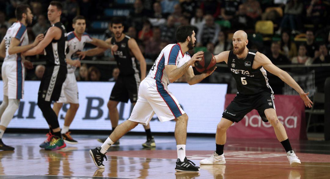 Thomas Schreiner, durante el partido disputado este domingo ante Obradoiro en Miribilla