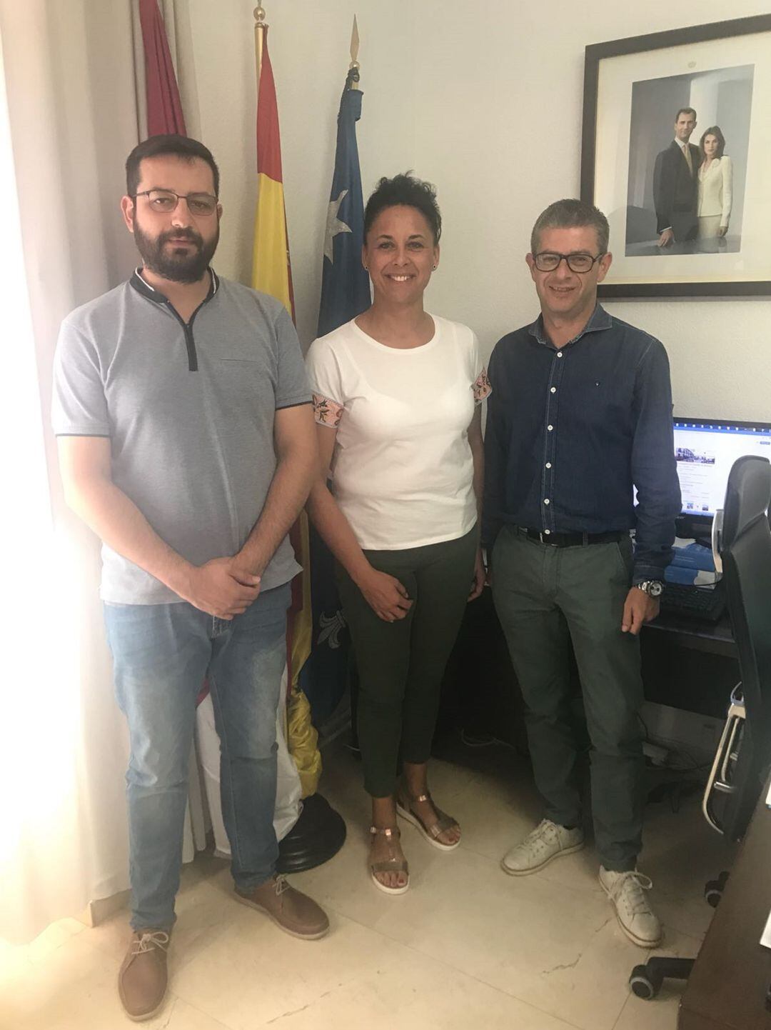 El alcalde, Pedro Javier Tendero, y el teniente alcalde, Pedro Tendero, junto a la nueva policía local de Motilla.