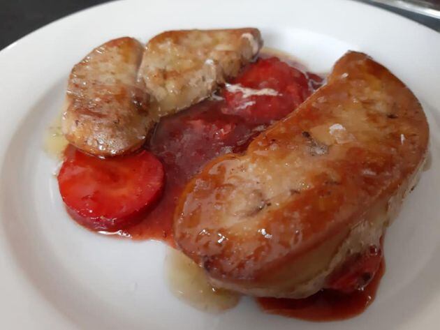 Foie a la plancha con fresas maceradas en vinagre