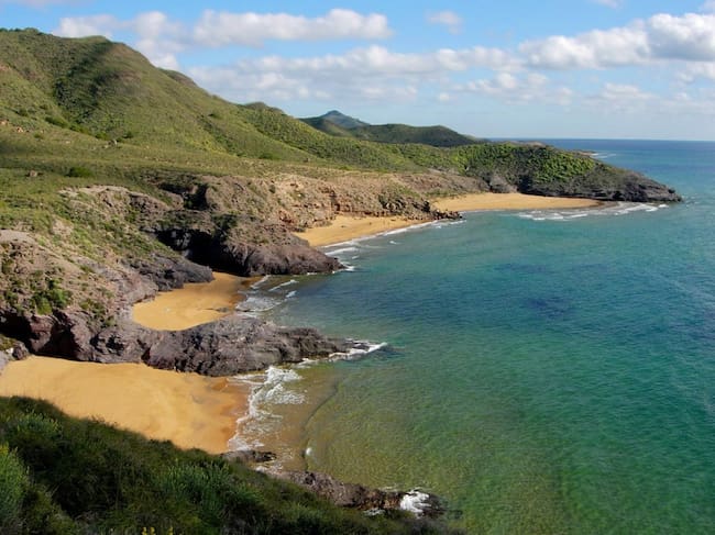 01/04/2026 Playa de Calblanque.
La Consejería de Medio Ambiente, Universidades, Investigación y Mar Menor ha regulado el acceso y el tránsito en el Parque Regional de Calblanque, Monte de las Cenizas y Peña del Águila durante la Semana Santa, con el objetivo de prevenir aglomeraciones, ordenar la llegada de visitantes y preservar los valores ambientales de uno de los enclaves litorales más singulares de la Región de Murcia.
ESPAÑA EUROPA MURCIA SOCIEDAD
CARM