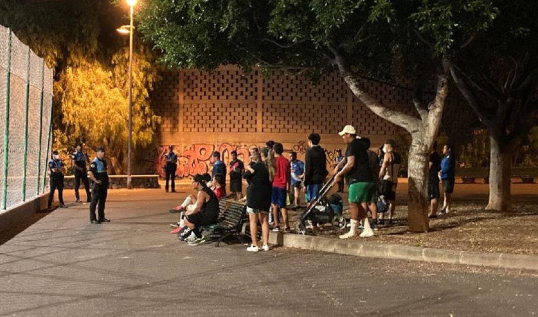 50 personas reunidas en una cancha deportiva