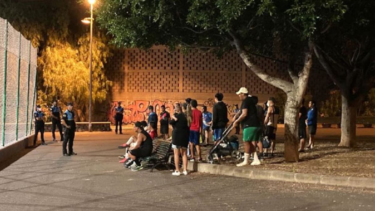 La Policía Local de Santa Cruz de Tenerife desaloja una cancha deportiva donde se reunían más de 50 personas