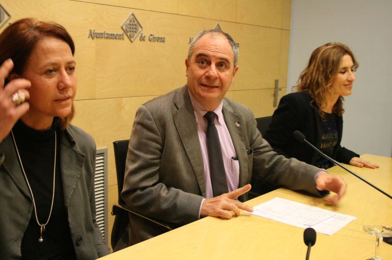 Albert ballesta i les regidores Marta Madrenas i MªÀngels Planas