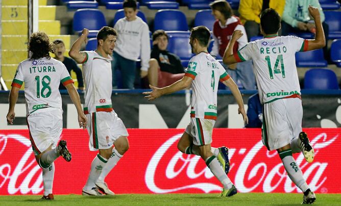 Piti celebra con algunos de sus compañeros el crucial gol de falta directa.