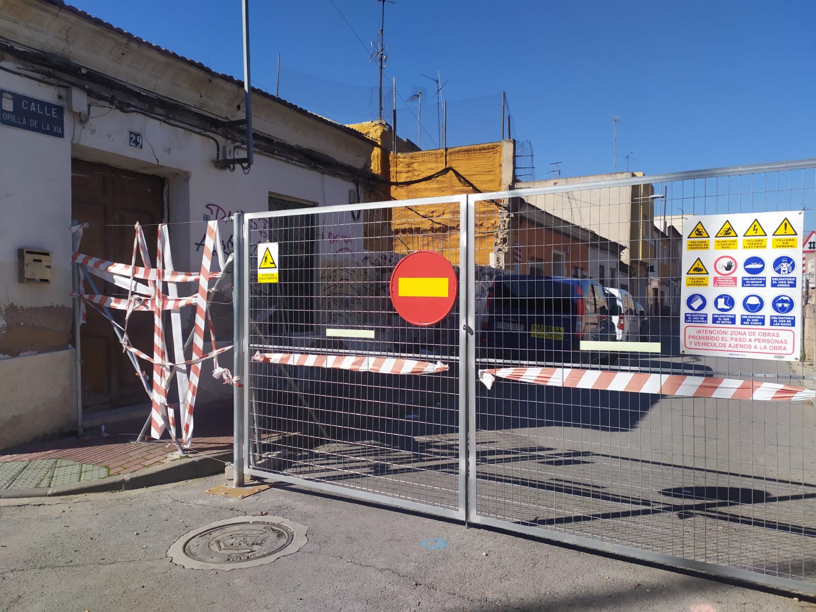 Calle Orilla de la Vía donde se encuentran las viviendas expropiadas temporalmente por las obras del AVE