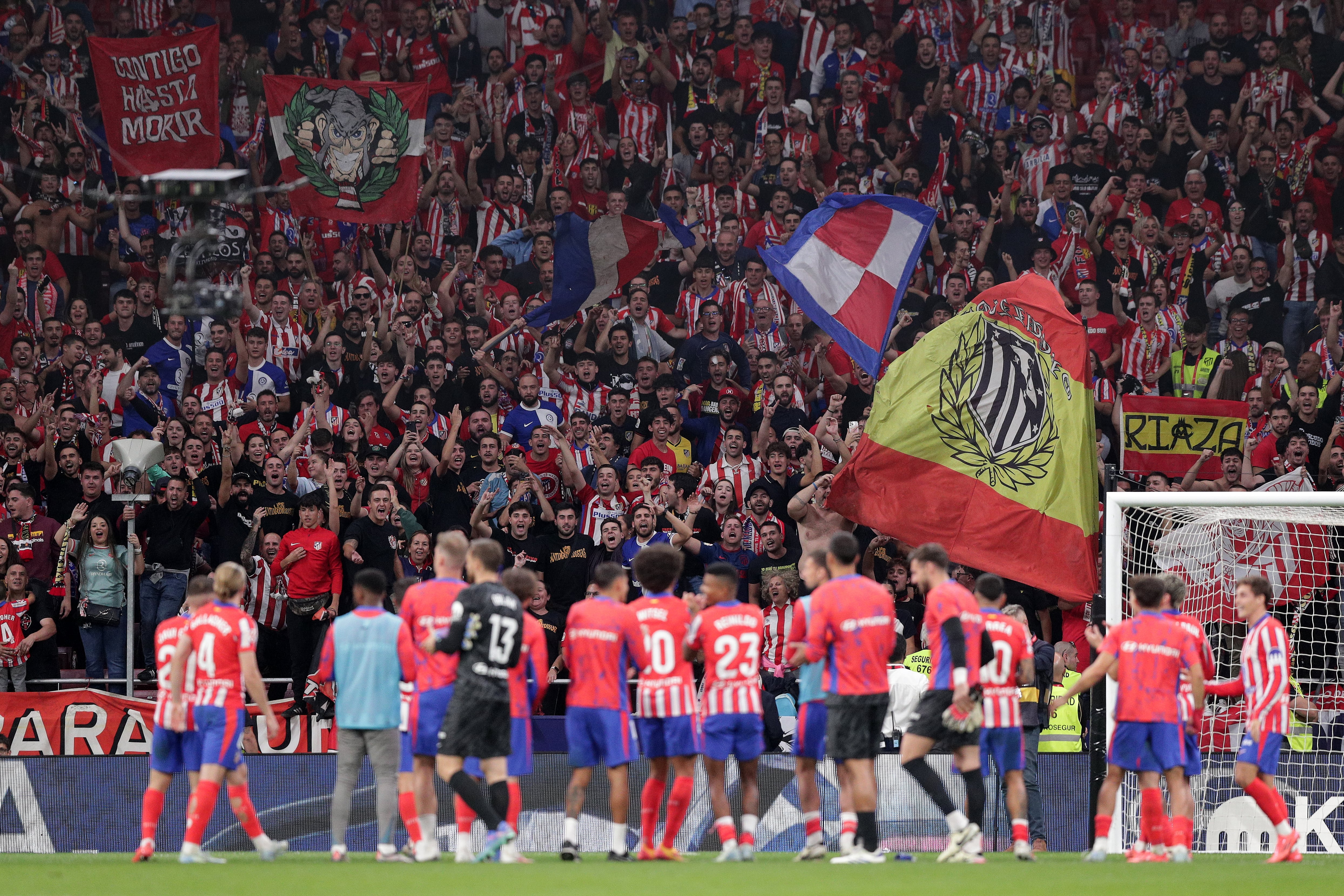 Los jugadores del Atlético de Madrid agradecen el apoyo a un sector de la afición del Metropolitano tras el derbi madrileño