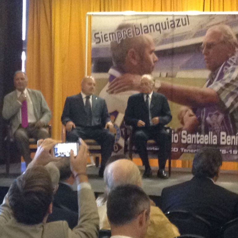 Momento del acto de entrega de insignias del CD Tenerife