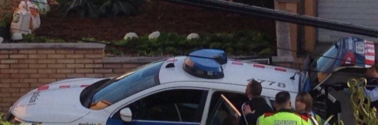 El moment de la detenció d'un dels quatre homes a Banyoles