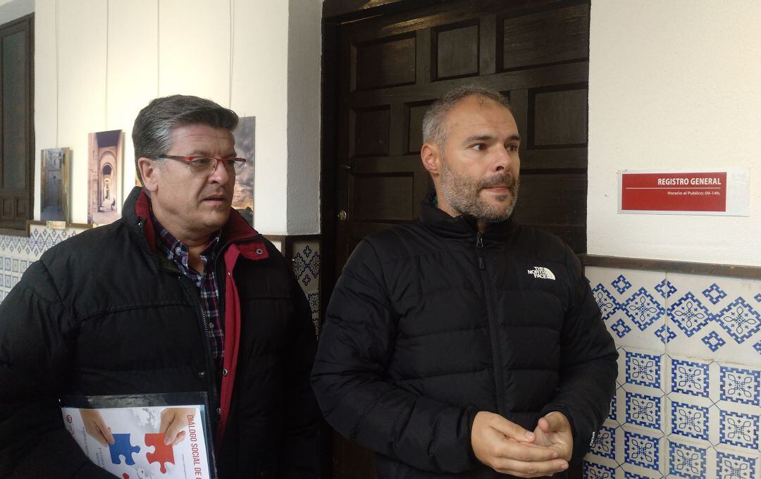 Javier García (UGT) y Óscar García (CCOO) junto al registro de la Diputación Provincial