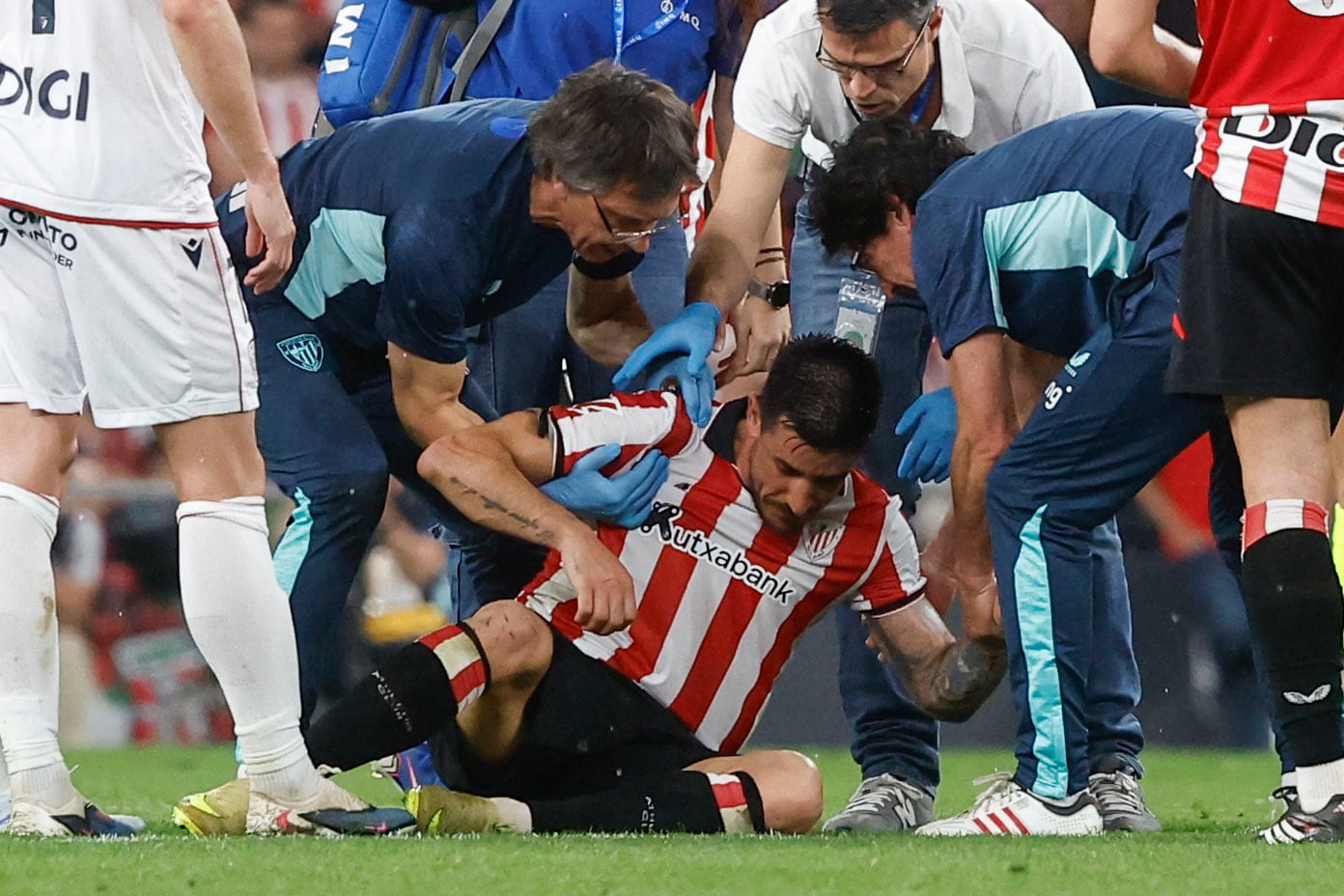 Yuri Berchiche, atendido por los servicios médicos durante el encuentro ante Osasuna