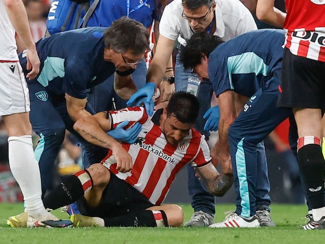 Yuri Berchiche, atendido por los servicios médicos durante el encuentro ante Osasuna