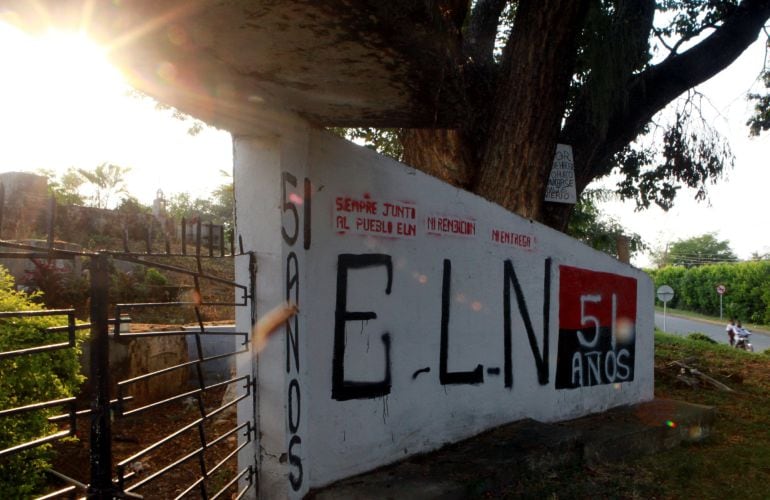 Fotografía de archivo que muestra un mural alusivo a la guerrilla del ELN.