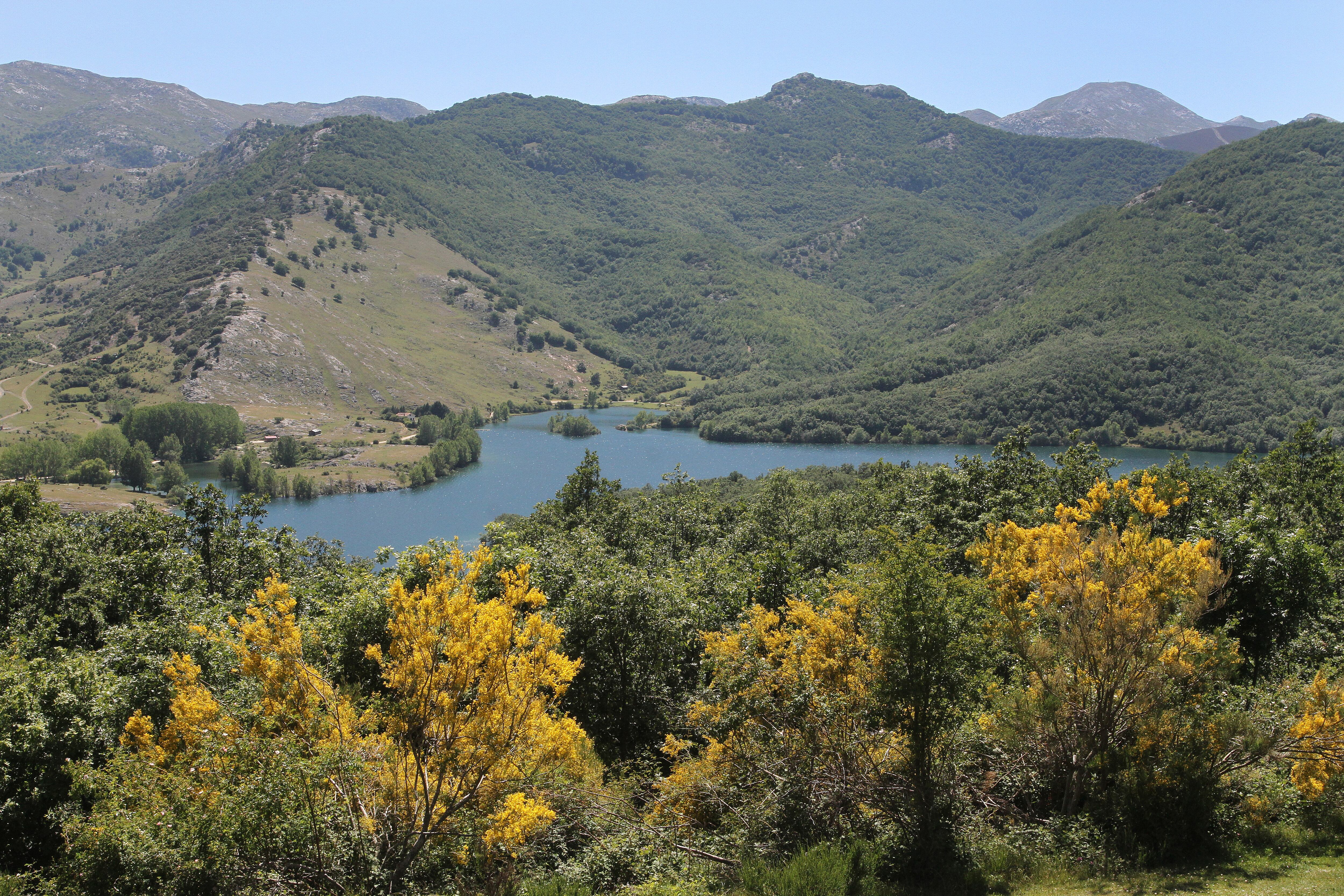 El embalse de Ruesga en la montaña palentina