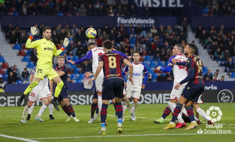 Luca Zidane, de amarillo, se ha hecho con la titularidad en la portería del líder de Segunda