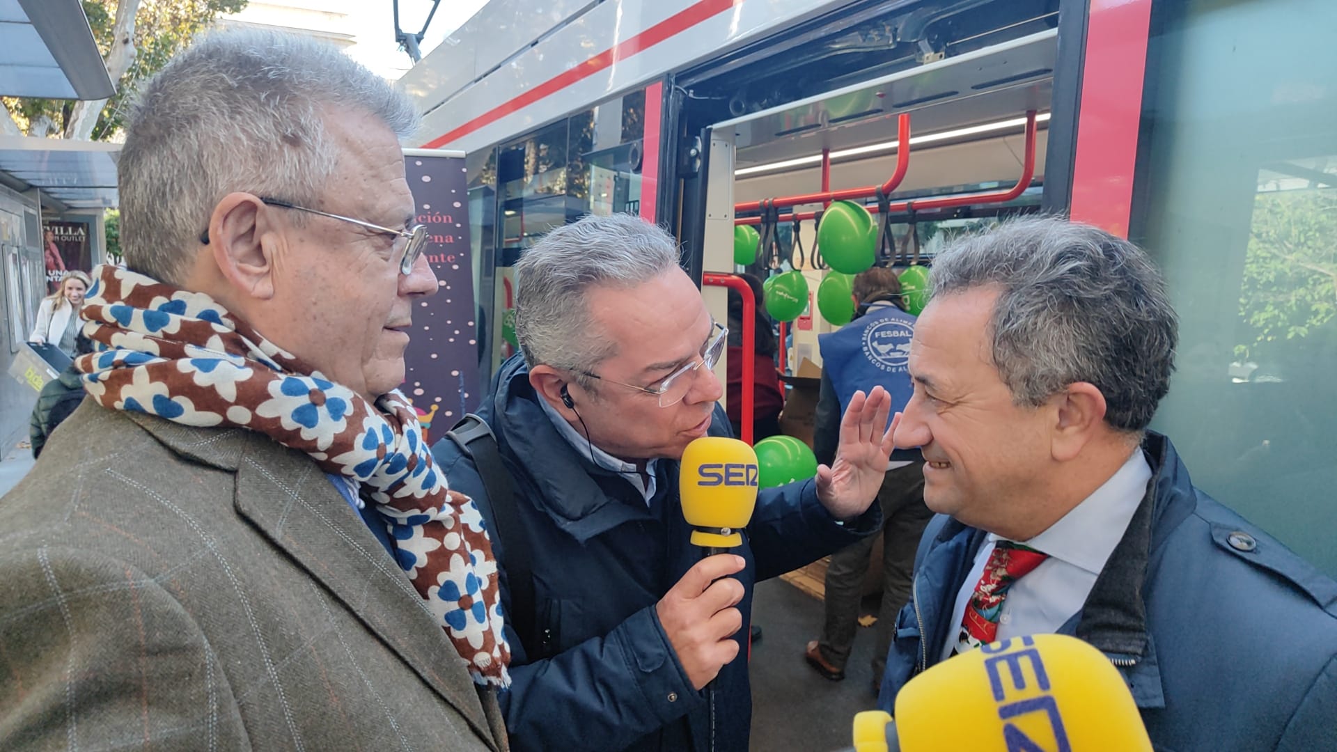 Manuel Torreglosa, director gerente de Tussam, en la Operación Buena Gente y Julián Ávalos, del Banco de Alimentos, en Plaza Nueva