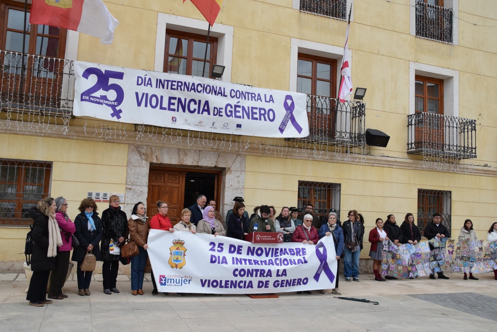 Actos del 25-N celebrados en la plaza del Ayuntamiento de Tarancón