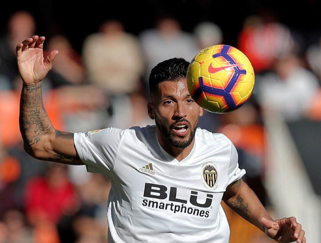 Garay pugna por un balón con el &#039;Cucho&#039;, durante el partido de este domingo