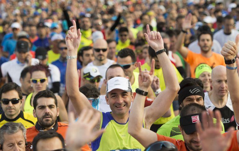 Ambiente en la salida del XXXII Maratón de Sevilla con salida y llegada en la isla de la Cartuja, en una edición en la que participan más de 13.000 corredores.