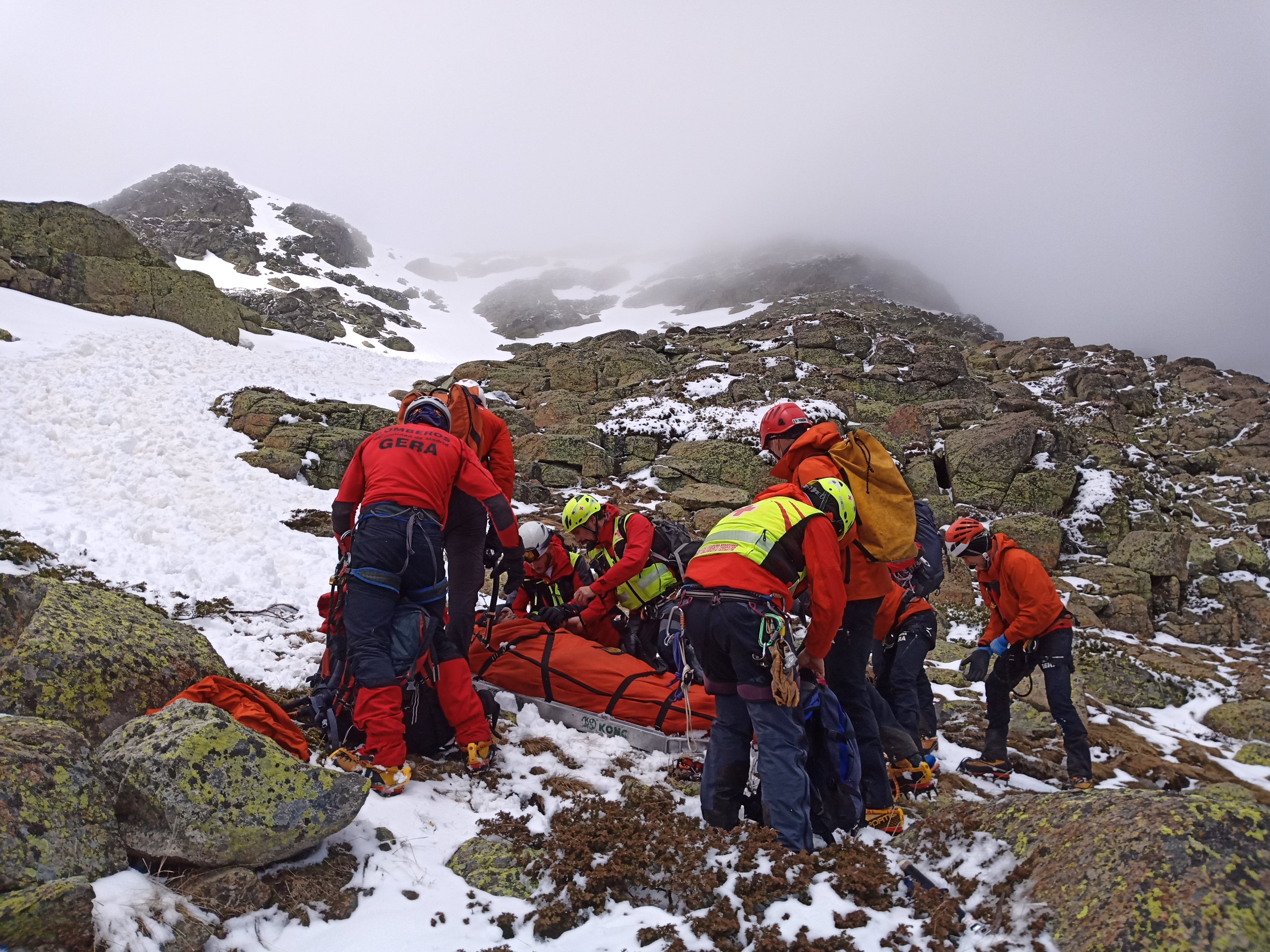 El Grupo Especial de Rescate en Altura de los Bomberos de la Comunidad de Madrid en una intervención en la montaña