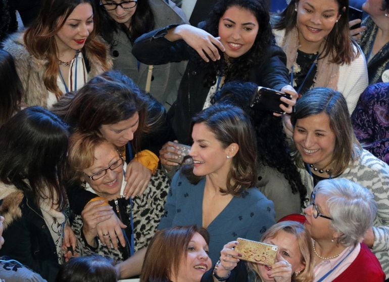  La reina Letizia con mujeres del ámbito rural participantes en la presentación del proyecto Digitalizadas,  EFE Lavandeira jr