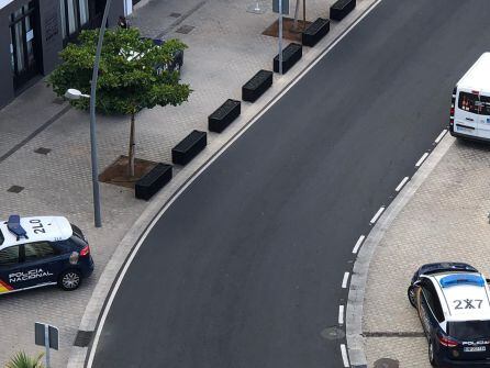 Dos unidades de la Policía Nacional en la calle Ruperto González Negrín de Arrecife, donde se encuentra la vivienda ocupada.