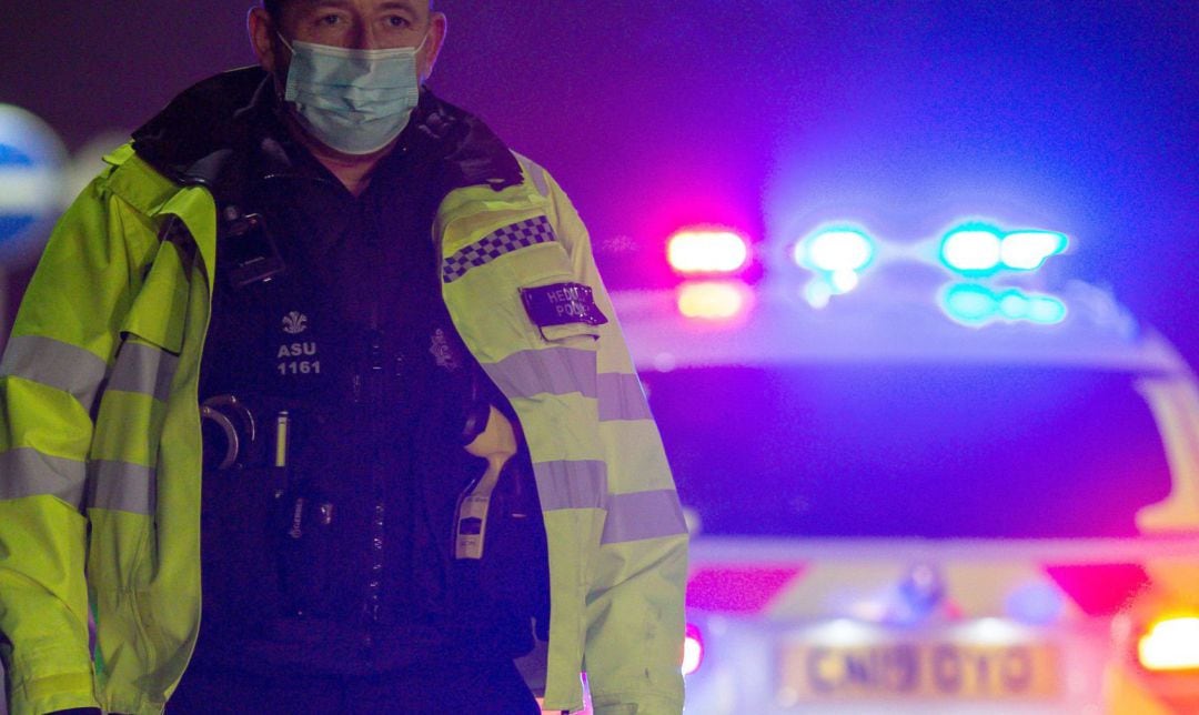 Un policía de Gales en un control de acceso