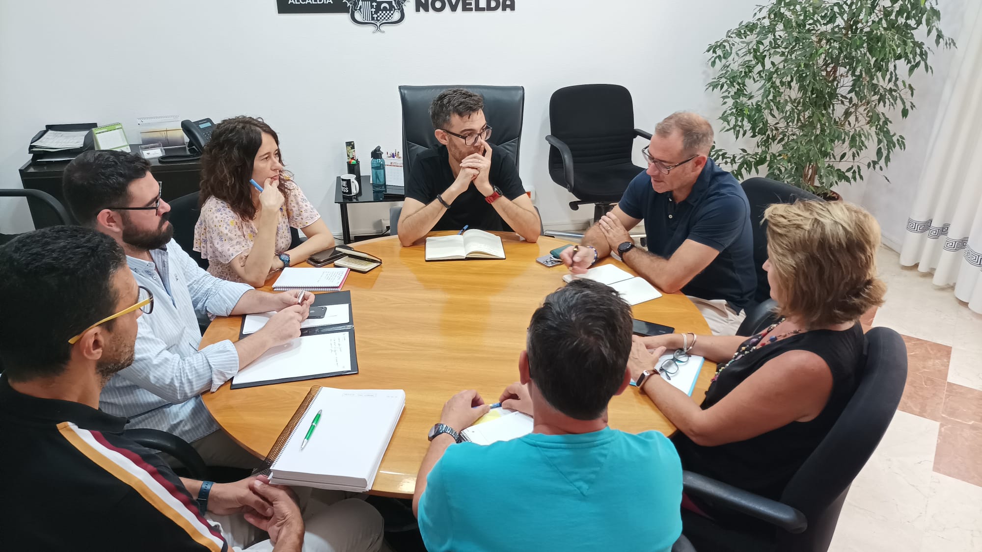 El equipo de gobierno municipal de Novelda durante la reunión sobre el Plan General Estructural.