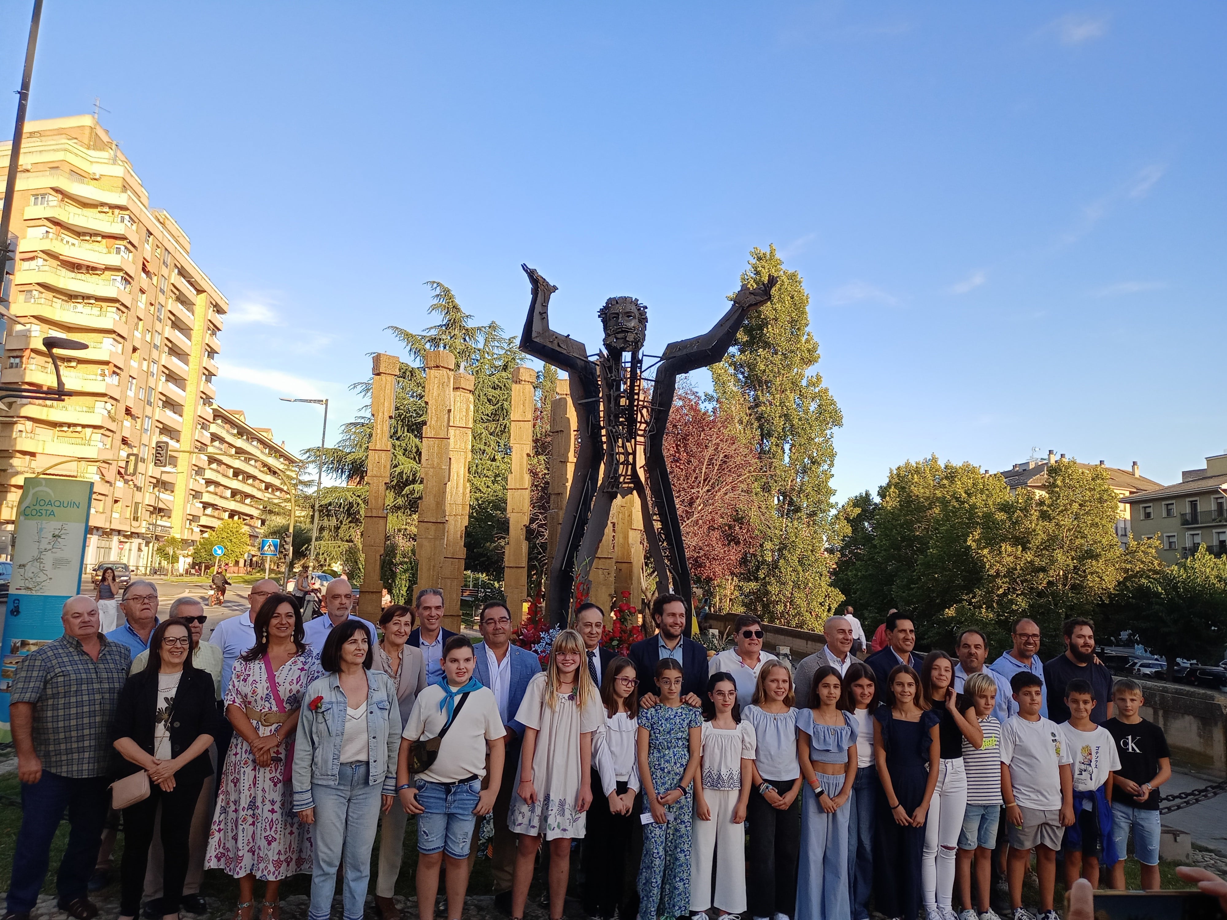 Foto de familia ante el monumento dedicado a Joaquín Costa en Monzón en el acto celebrado el año pasado