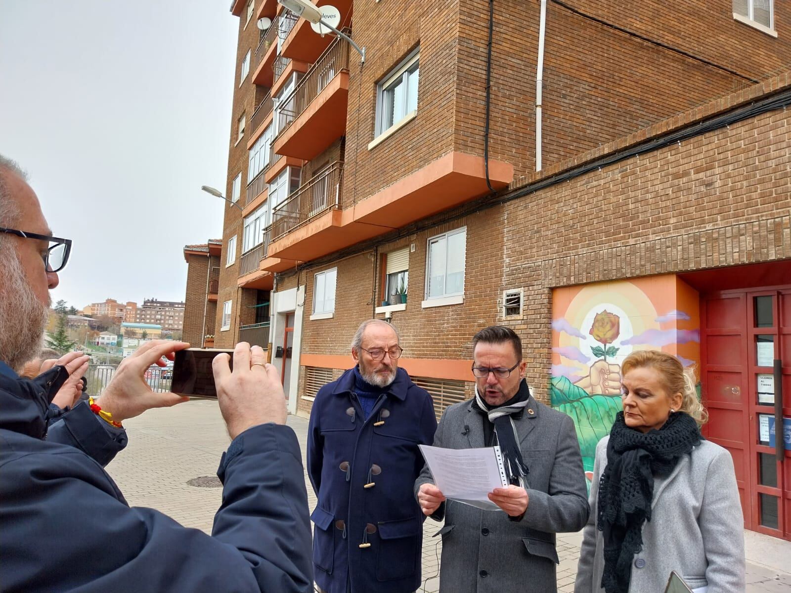 Lectura del manifiesto ante la sede del PSOE en Zamora