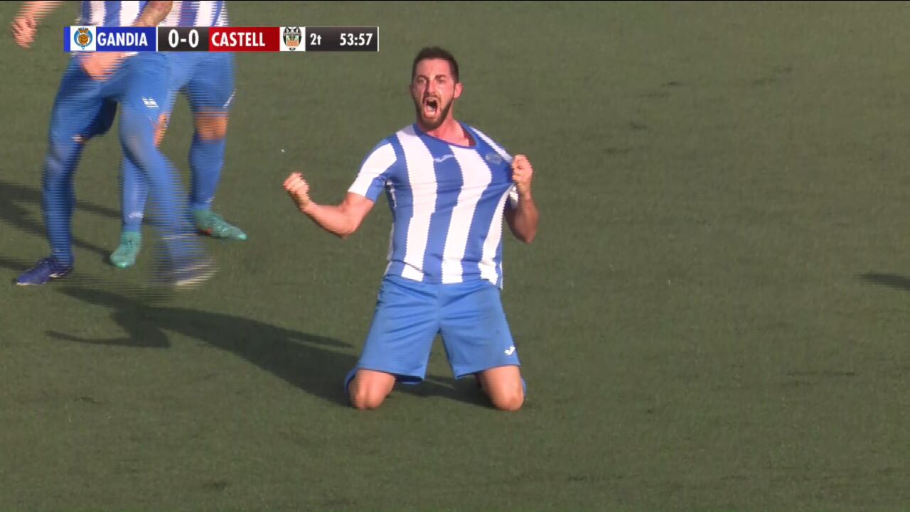 Salva Martí celebra el primer gol contra el UD Castellonense ante las cámaras de Telesafor