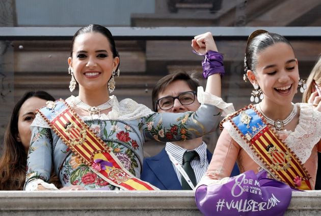 Las falleras mayores, Marina Civera (I) y Sara Larrazabal, durante la reivindicación en el balcón del Ayuntamiento momentos antes de que la pirotécnica Reyes Martí disparase la mascletà más &quot;reivindicativa y combativa&quot; de las Fallas, con un espectáculo de unos seis minutos de duración donde se han explosionado 140 kilos de masa pirotécnica