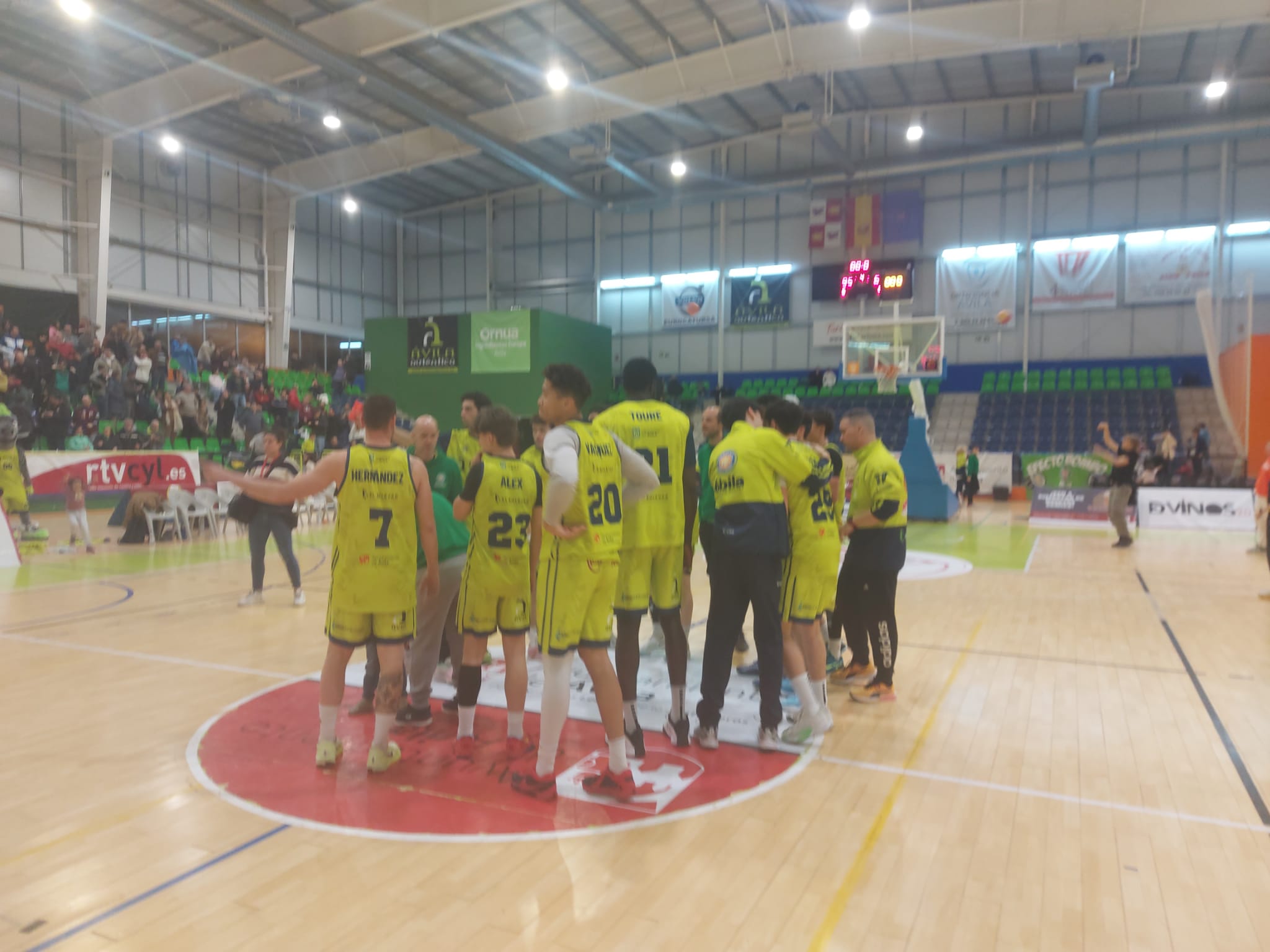 Los jugadores del Óbila festejan la clasificación para los play-off, en el centro de la cancha