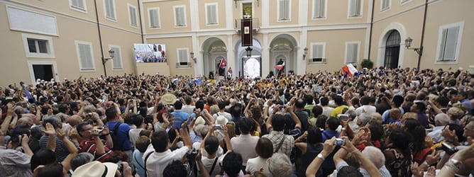 El papa Benedicto XVI durante el oficio del tradicional rezo del Angelus, desde el balcón de su residencia de verano en Castel Gandolfo, a unos 40 km al sureste de Roma.