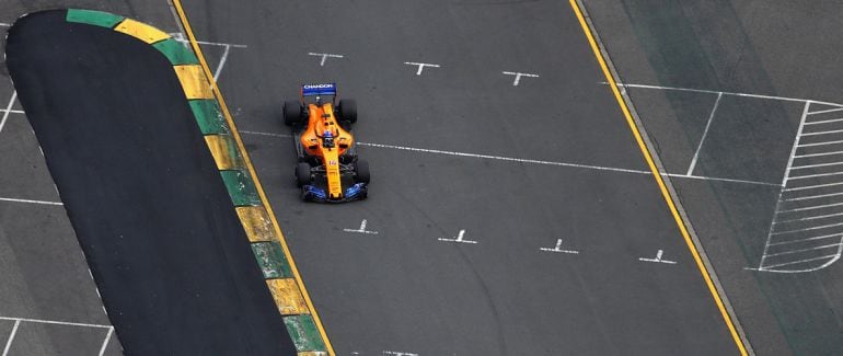 Fernando Alonso, en la pista de Melbourne Park.