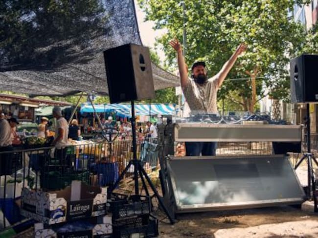 Don Fluor lo mismo pincha en el Animal Sound que en el mercado de La Fama de Murcia