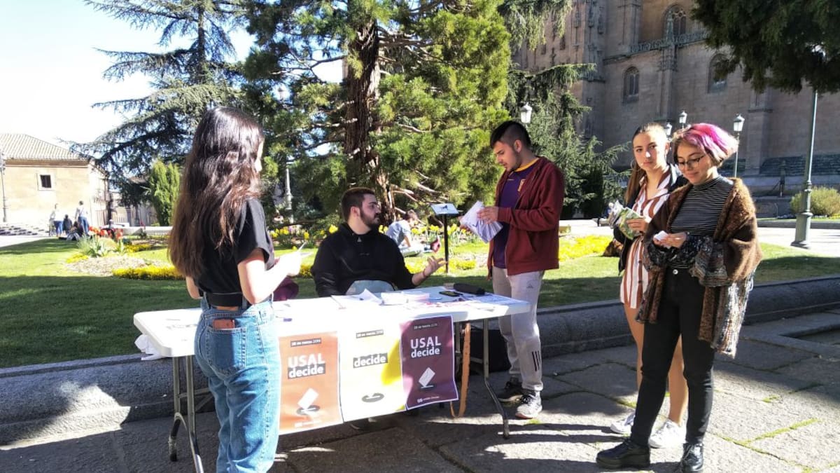 Éxito de participación en el referéndum simbólico por la monarquía o la república en Salamanca