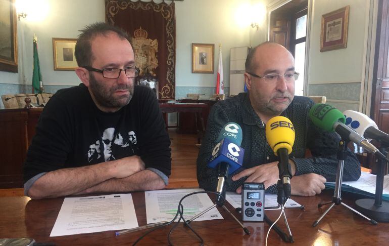 De izquierda a derecha, Humberto Bilbao (concejal de Empleo) y Carlos Alonso (Director ADL).